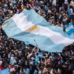 Miles de Argentinos se reúnen en Times Square para alentar a la selección y saludar a Messi en su Cumpleaños