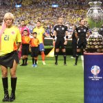 Karol G emociona a los fans al cantar el himno nacional de Colombia en la final de la Copa América 2024