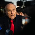 Giuliani inhabilitado como abogado por afirmaciones falsas sobre las elecciones de 2020