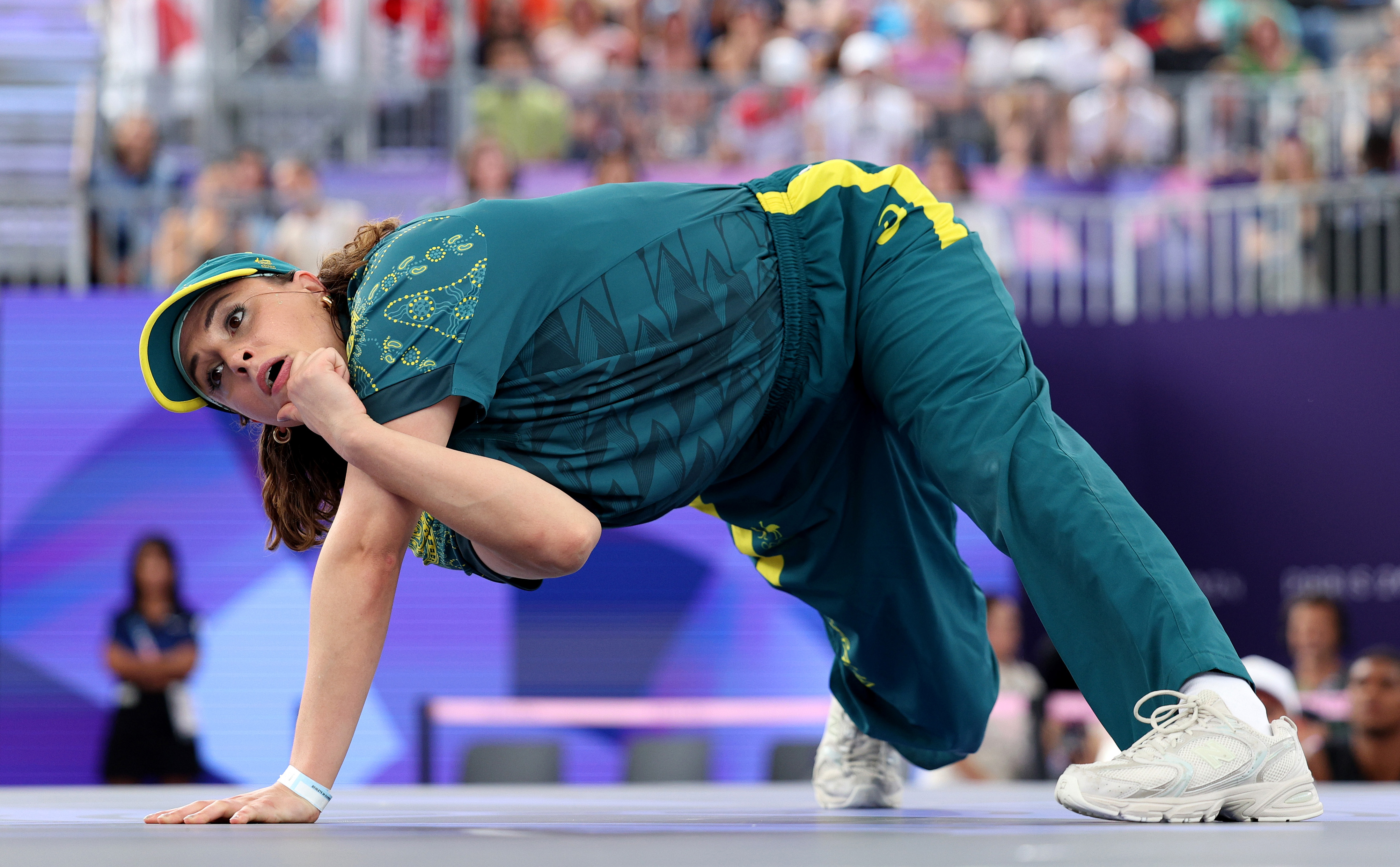 Rachel Gunn promete premio de $10,000 a quien le gane en breakdance
