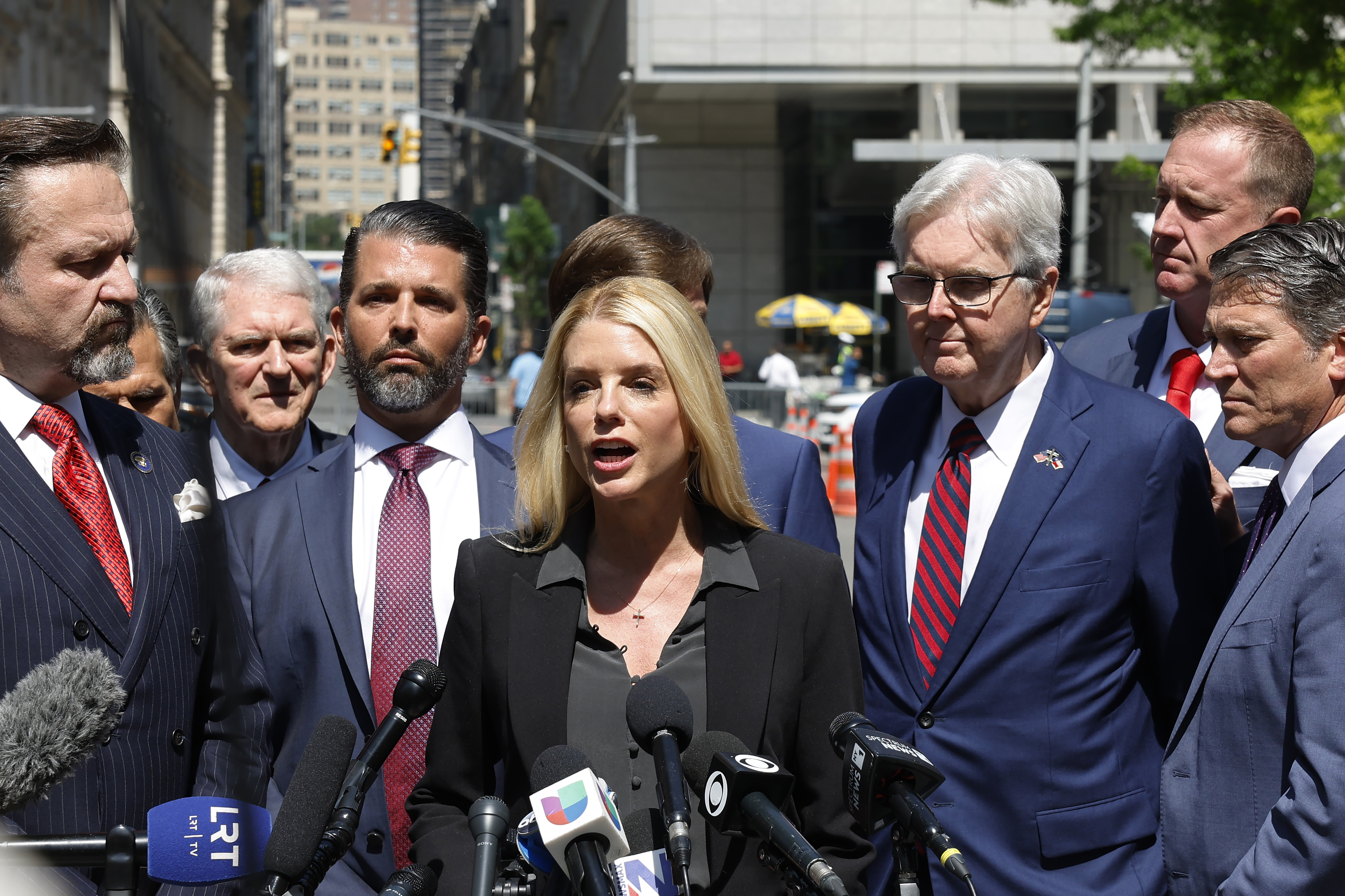 Pam Bondi podría ser la nueva directora del Departamento de Justicia