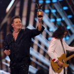 Carlos Vives se emociona con homenaje sorpresa de Majo Aguilar en versión mariachi
