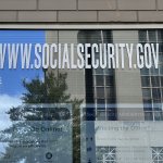 Trump propone “borrar” a migrantes legales del sistema del Seguro Social