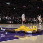LeBron James sufre lesión en la rodilla y pone en duda su futuro en la NBA
