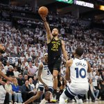 Stephen Curry estará fuera al menos una semana por lesión en el muslo