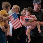 Llegan a EE.UU. primeros refugiados sudafricanos bajo polémico programa de Trump