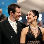 Dua Lipa confirma su compromiso con Callum Turner