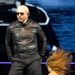 Pitbull sorprendido por fans que lo imitan en su gira por Europa