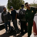 Patrulla Fronteriza opera lejos de la frontera mientras bajan los arrestos